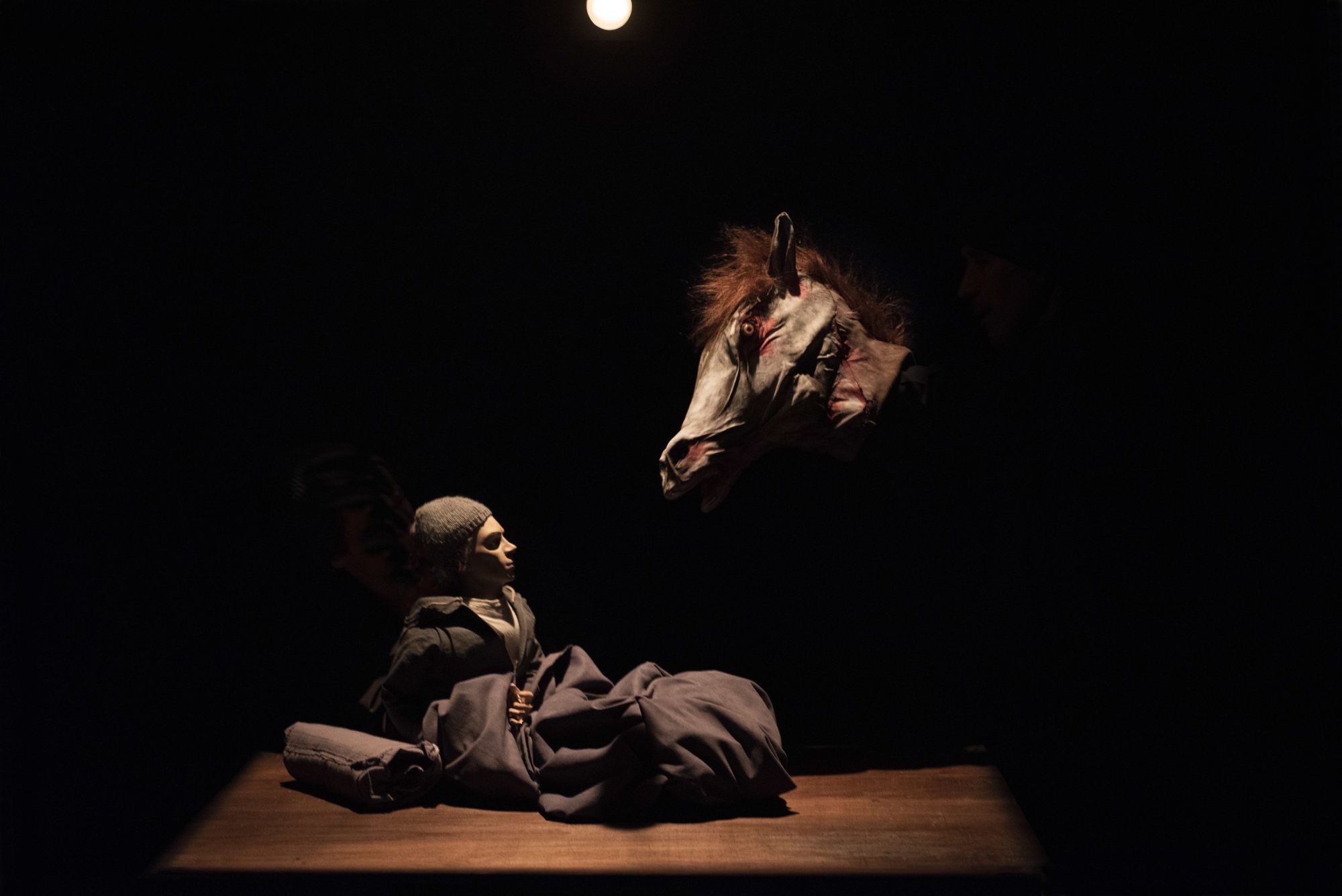 Photographie du spectacle Crime et Châtiment, de la compagnie Les Karyatides. Crédits : Marie-Françoise Plissard