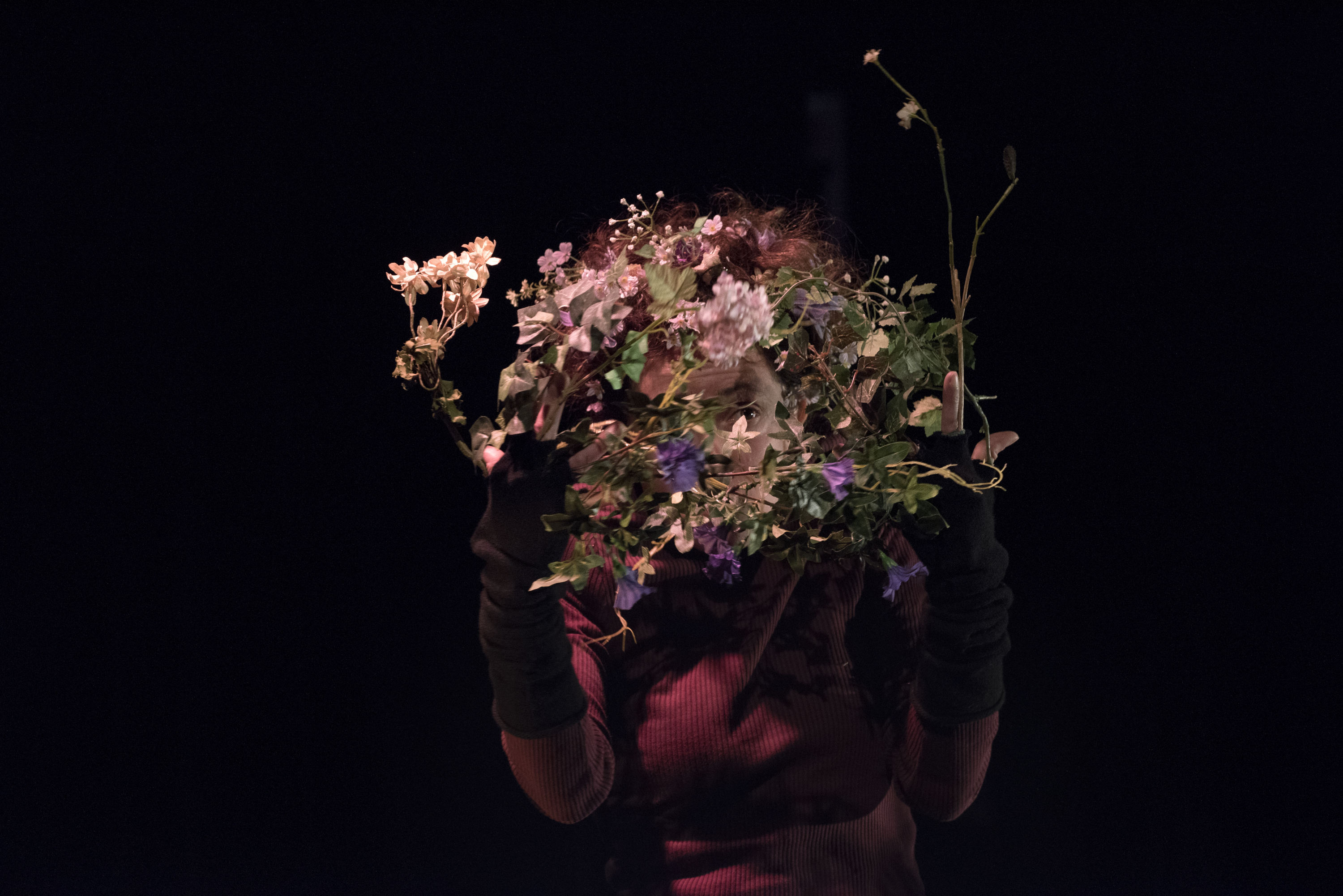 Photographie du spectacle La petite fille aux allumettes de la compagnie Les Karyatides. Crédits : Marie-Françoise Plissard